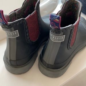 Ted baker rain boots. Excellent condition worn only 5-6 times total. Size 44 men